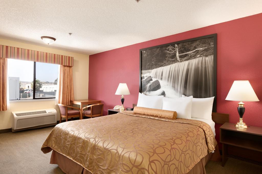 Super 8 By Wyndham Oceanside Marty'S Valley Inn Luaran gambar