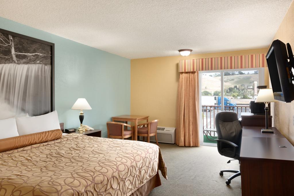 Super 8 By Wyndham Oceanside Marty'S Valley Inn Bilik gambar